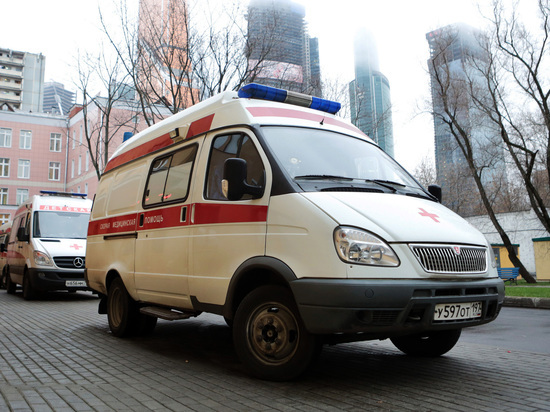 В Москве двое приятелей упали в смотровую яму, один погиб
