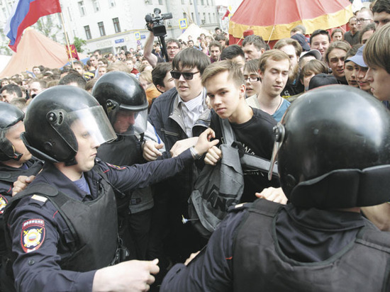 На протестной акции в Москве задержали почти 900 человек